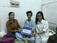 Ms Hương Quỳnh đại diện cộng đồng NukeViet trao tặng số tiền ủng hộ cho anh Hồ Ngọc Triển
