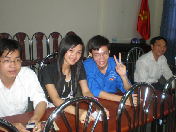 Sau giờ khai mạc Bạn Hoàng (áo xanh) admin diễn đàn http://sinhvienhanghai.com& bạn Hương (sinh viên khoa Kinh tế) là người dẫn chương trình. Hai bạn là sinh viên trường Đại học Hàng Hải Việt Nam và cũng là tình nguyện viên nhiệt tình nhất của chương trình. 