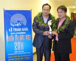 Tác giả NukeViet Nguyễn Anh Tú (trái) và ông Nguyễn Thế Hùng (phải).