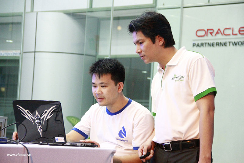 Anh Nguyễn Thế Hùng (TGĐ VINADES) và anh Vũ Thế Bình (TGĐ NetNam) tại Gala Giao lưu Cộng đồng Phần mềm Nguồn mở tại Đà Nẵng 2013