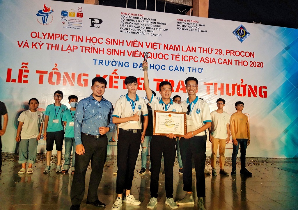 Anh Nguyễn Thế Hùng - TGĐ cty VINADES, Admin cộng đồng NukeViet trao giải cho đội thi đạt Giải Nhất